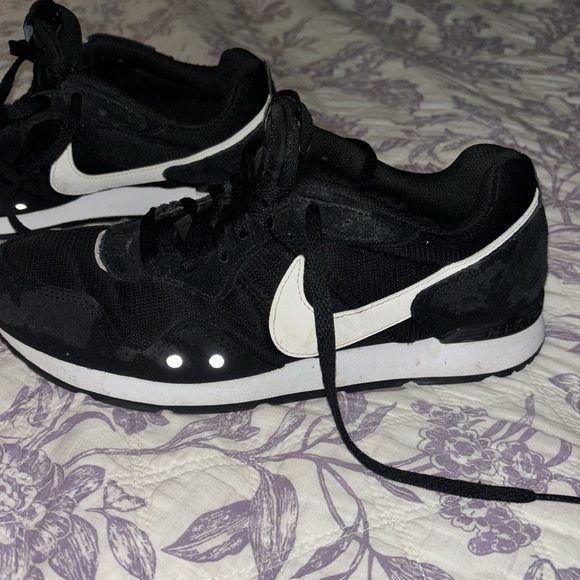 NIKE VENTURE RUNNER SHOES SIZE 8.5 for sale WOMANS - Picture 8 of 9